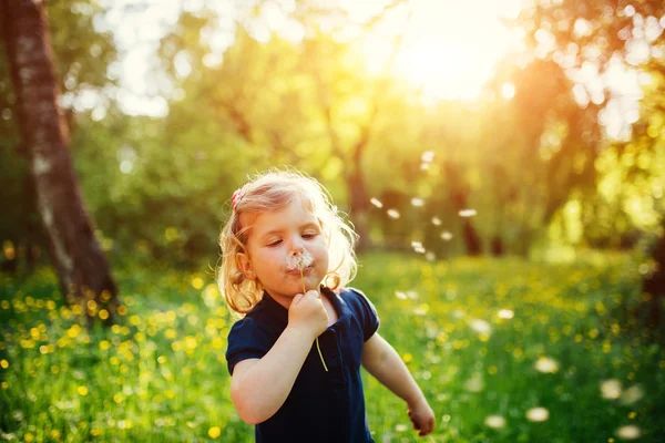 Kind met paardebloem — Stockfoto