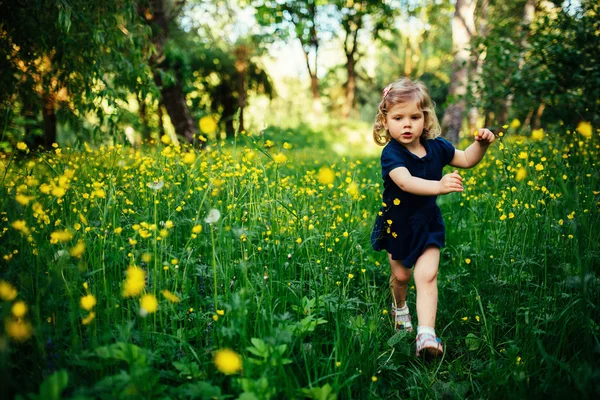 Kind spielt draußen im Gras — Stockfoto