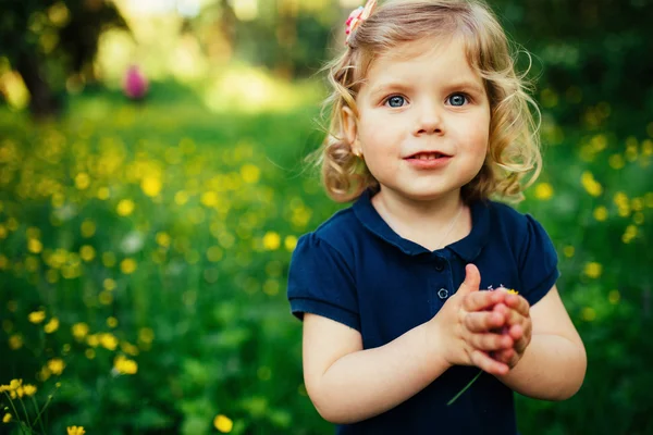 Kind buiten spelen in het gras — Stockfoto