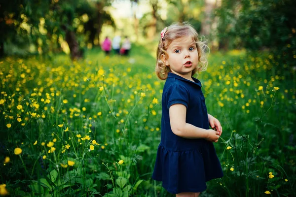 Kind spielt draußen im Gras — Stockfoto