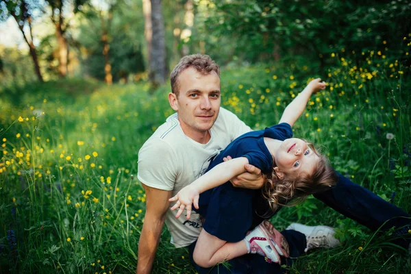 Daughter and dad in nature — Stock Photo, Image