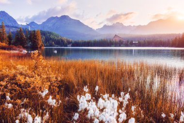 Parkta yüksek Tatras bir göl üzerinde gündoğumu. Shtrbske Pleso,