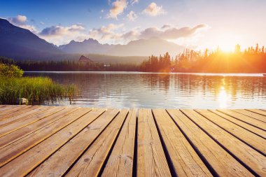 Parkta yüksek Tatras bir göl üzerinde gündoğumu. Shtrbske Pleso,