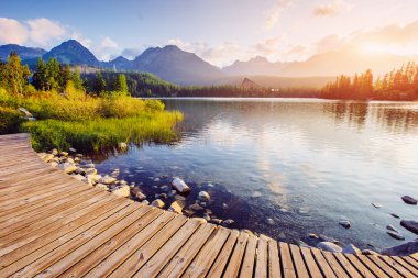 Parkta yüksek Tatras bir göl üzerinde gündoğumu. Shtrbske Pleso,