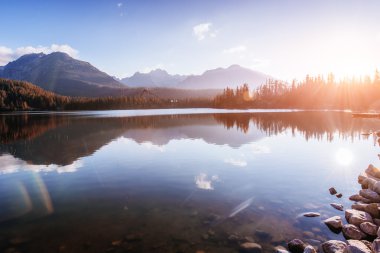 Parkta yüksek Tatras bir göl üzerinde gündoğumu. Shtrbske Pleso,