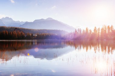 Parkta yüksek Tatras bir göl üzerinde gündoğumu. Shtrbske Pleso,