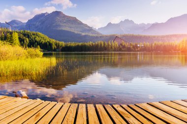 Parkta yüksek Tatras bir göl üzerinde gündoğumu. Shtrbske Pleso,