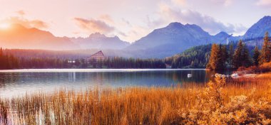 Parkta yüksek Tatras bir göl üzerinde gündoğumu. Shtrbske Pleso