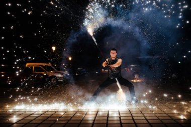 Geceleri şaşırtıcı ateş gösterisi