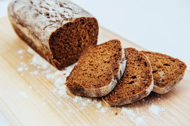 Ahşap bir masaya dilimlenmiş ekmek dilimleri