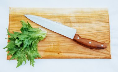 Ahşap tahta bir bıçak ve marul ile