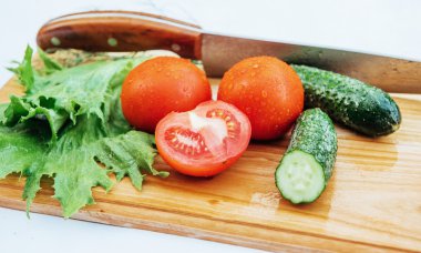 Ahşap tahta sebze ve bıçak ile