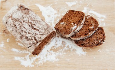 Ahşap bir masaya dilimlenmiş ekmek dilimleri