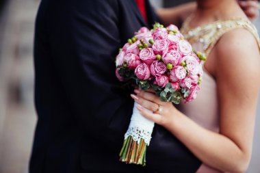 Gelin ve damat elele. Düğün.