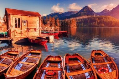 Güneş doğuyor. Fantastik Shtrbske Pleso yüksek Tatras. Slovakya, Europe.