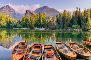 Güneş doğuyor. Fantastik Shtrbske Pleso yüksek Tatras. Slovakya, Europe.