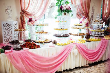 birçok porsiyon tatlı lezzetli tatlı büfesi