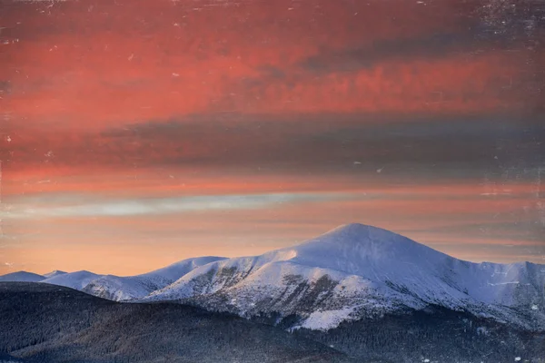 Lanshaft fantastique hiver et montagnes enneigées. Effet vintage — Photo