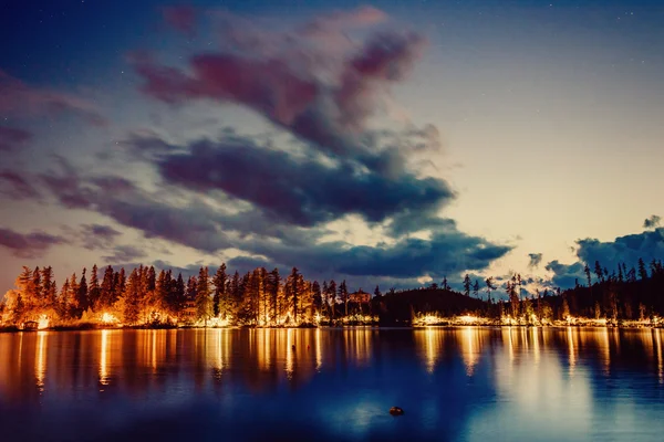 Il cielo notturno sul lago nel Parco Nazionale Alti Tatra . — Foto Stock