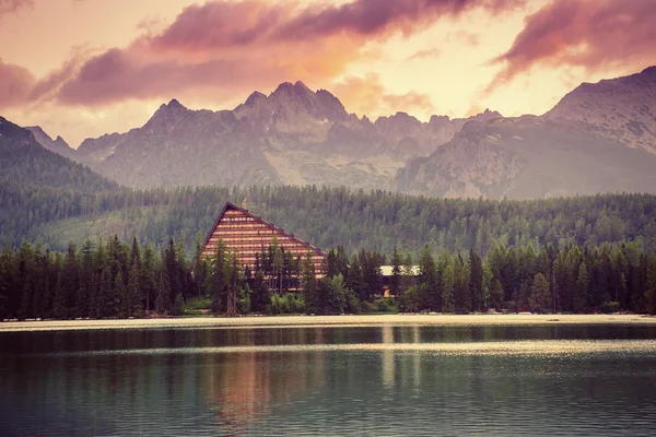 Lake strbske pleso in hoge Tatra gebergte, Slowakije, Europa — Stockfoto