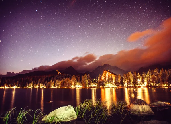 Milli Parkı yüksek Tatras gölde üzerinde yıldızlı gökyüzü. — Stok fotoğraf