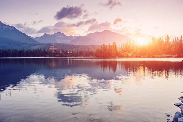 Soluppgång över en sjö i parken High Tatras. Shtrbske Pleso — Stockfoto