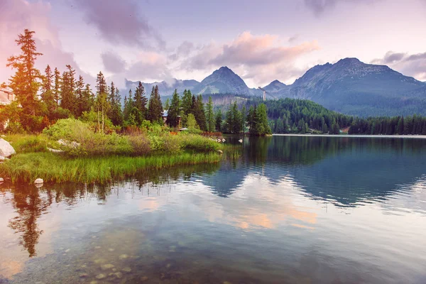 Lago di montagna maestoso nel Parco Nazionale Alti Tatra . — Foto Stock