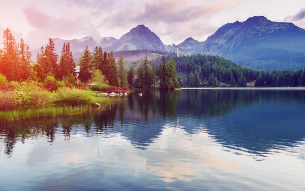 Lago Strbske pleso en la alta montaña Tatras, Eslovaquia, Europa — Foto de Stock