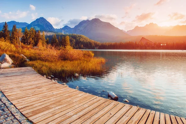 Parkta yüksek Tatras bir göl üzerinde gündoğumu. Shtrbske Pleso