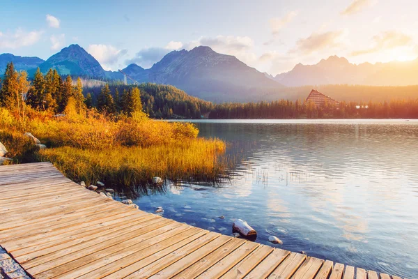 Východ slunce nad jezerem v parku Vysoké Tatry. Shtrbske Pleso — Stock fotografie