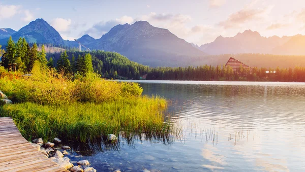 Jezero Štrbské pleso ve Vysokých Tatrách hora, Slovensko, Evropa — Stock fotografie