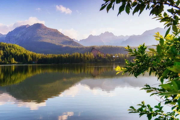 Lago Strbske pleso en la alta montaña Tatras, Eslovaquia, Europa — Foto de Stock