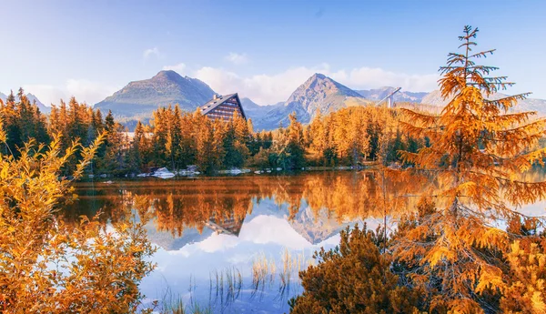 Východ slunce nad jezerem v parku Vysoké Tatry. Shtrbske Pleso, — Stock fotografie