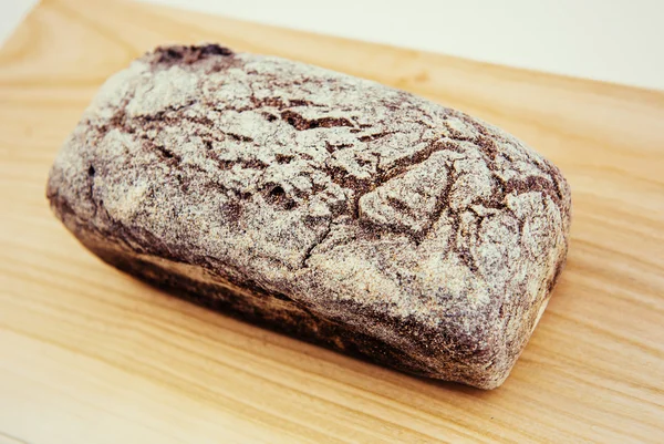 Barna kenyér leporolta a lisztet. — Stock Fotó