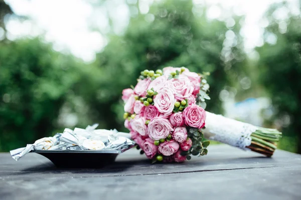 Bruiloft boeket van de bruid - kleurige bloemen. Close up van wedd — Stockfoto