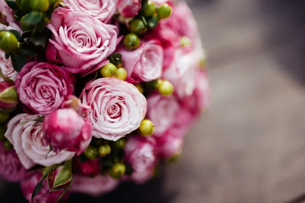 Bruiloft boeket van de bruid - kleurige bloemen. Close up van wedd — Stockfoto