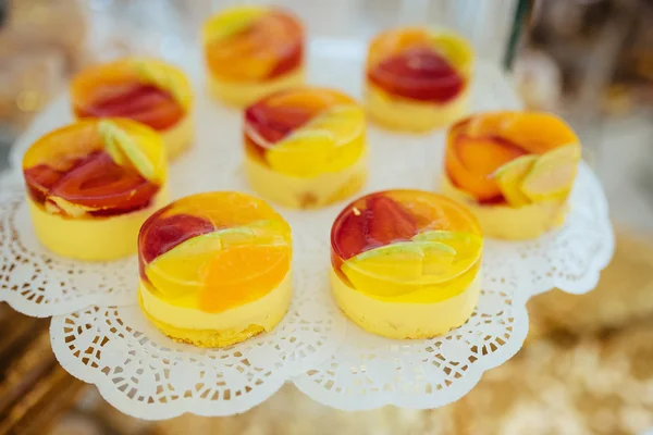 Många portioner av sweet välsmakande efterrätt på buffé — Stockfoto