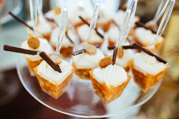 Många portioner av sweet välsmakande efterrätt på buffé — Stockfoto