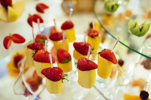 Шведский стол из свежих фруктов — стоковое фото