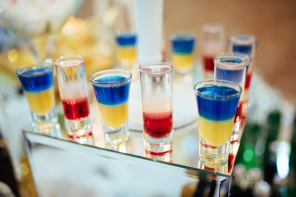 Vackra linje av olika färgade cocktails — Stockfoto
