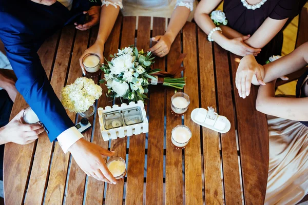 Novia y novio tomados de la mano. Boda . —  Fotos de Stock