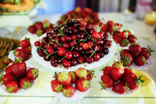 Färska jordgubbar och körsbär — Stockfoto