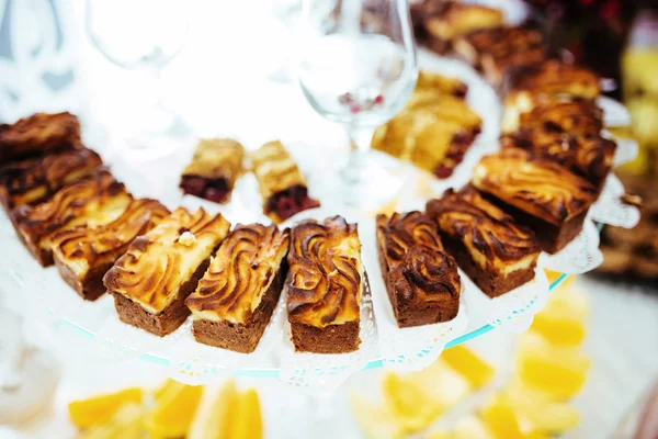 Muchas porciones de postre sabroso dulce en buffet — Foto de Stock