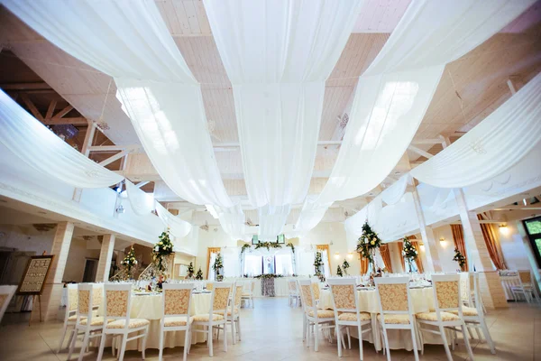 Interior de uma decoração de tenda de casamento pronto para convidados — Fotografia de Stock