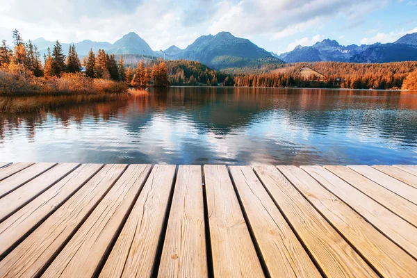 Soluppgång över en sjö i parken High Tatras. Shtrbske Pleso, — Stockfoto