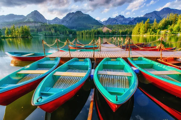 Barco en el muelle rodeado de montañas. Fantástico Shtrbske Pleso — Foto de Stock