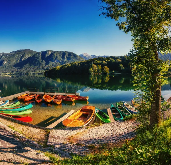 Bateau sur le quai entouré de montagnes. Fantastique Shtrbske Pleso — Photo