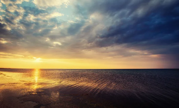 Zonsondergang boven de zee — Stockfoto