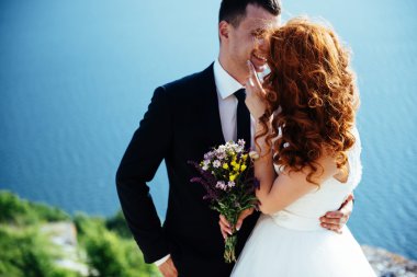 muhteşem sarışın gelin ve damat klas se ortasında buzlu