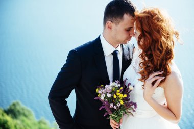 muhteşem sarışın gelin ve damat klas se ortasında buzlu